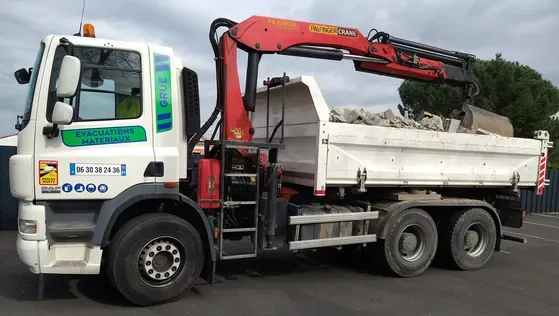 Camion-benne chargé de gravats