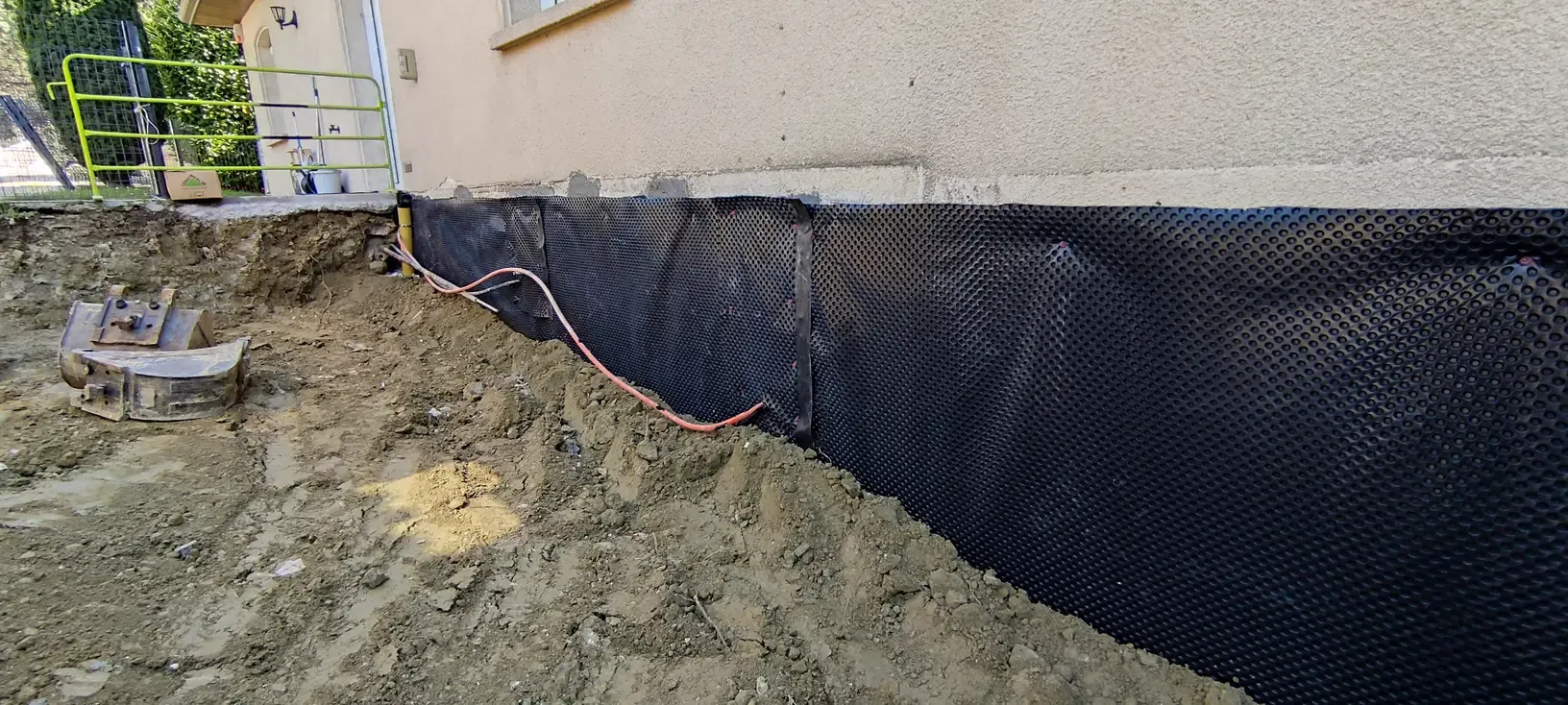 Travaux de terrassement autour d'une zone étanchée