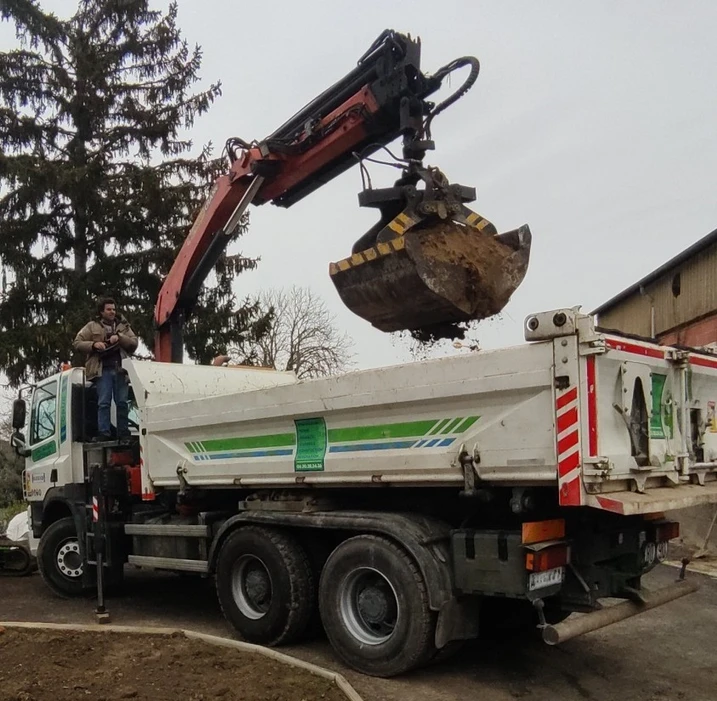 Livraison de terre végétale en camion-grue en Haute-Garonne