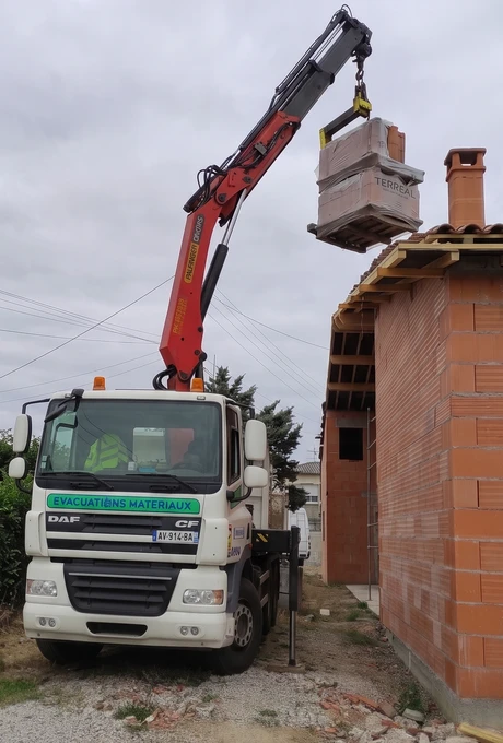 Levage de matériaux avec un camion-grue en Haute-Garonne